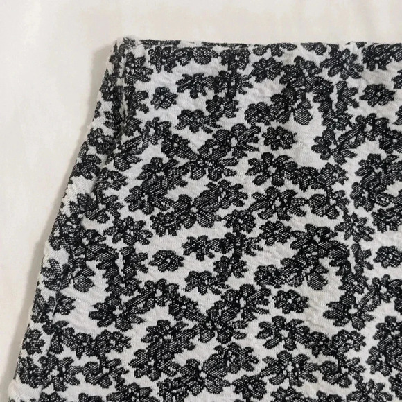 Urban Outfitter Floral A-Line Mini Skirt, Color White/Black Size S - Picture 3 of 11